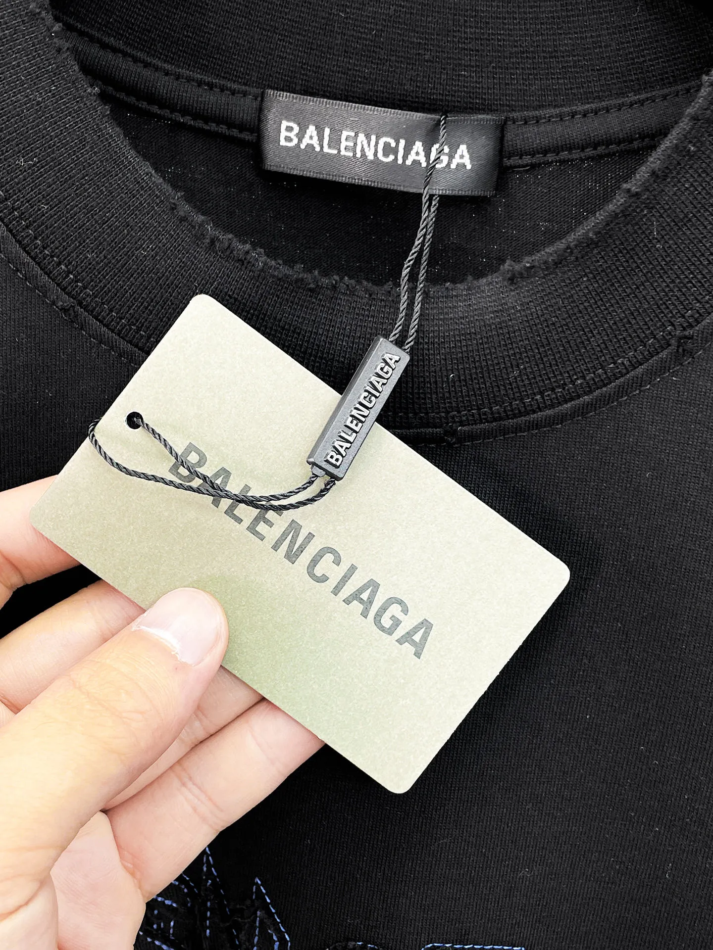 Balenciaga's high-end top-quality products 🐮2026 Spring and Summer New Arrival first counter, the latest New Arrival short-sleeved round neck T-shirt, Premium customized design, avant-garde and fashionable! Brand logo heavy craftsmanship design Premium customized 260g fabric. Soft to the touch. Comfortable to wear. Counter-level exquisite stitching. Fine workmanship. The upper body effect is incomparably handsome! A must-have item for men and women with the same style! Sizes: S~XXL When placing an order, please state your height and weight. The maximum wearing size is 210 pounds (one size larger)